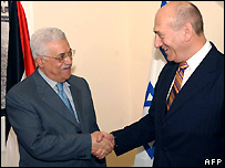 Israeli PM Ehud Olmert (r) and Palestinian Authority President Mahmoud Abbas in Jerusalem - 16/07/2007