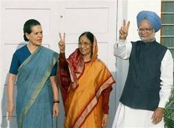 Bà Sonia Gandhi - tân TT Patil - thủ tướng Ấn Độ