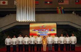 Tổng thống Philippines (giữa) và các đại biểu ASEAN