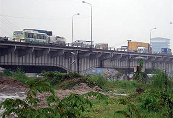 Cầu Đồng Nai lúc nào cũng có rất nhiều xe qua lại - Ảnh: