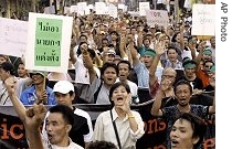 Thai activists from anti-military coup and pro-democracy groups chant slogan and march on the street with banners during a rally in Bangkok, 18 Mar 2007