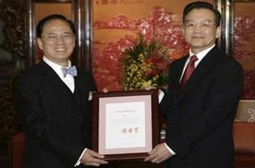 Thủ tướng Trung Quốc Ôn Gia Bảo trao văn kiện bổ nhiệm cho Trưởng đặc khu hành chính Hongkong Tăng Âm Quyền tại một buổi lễ ở Bắc Kinh.