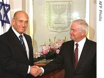 Israeli Prime Minister Ehud Olmert shakes hand with US Secretary of Defense Robert Gates at the start of their meeting in Jerusalem, 19 Apr 2007