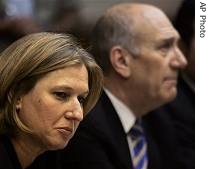 Israeli PM Ehud Olmert, right, and FM Tzipi Livni, left, are seen at a special meeting of the cabinet, 2 May 2007
